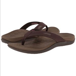 BNWOT Mens Brown Vionic Wave Flip Flops